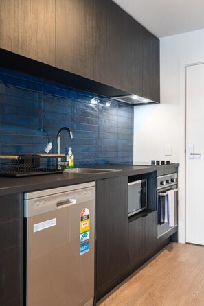 Fridge, microwave, oven, stovetop - Hanover Apartment No 3 (Dunedin)