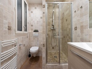 Dusj, hårføner, håndklær og såpe