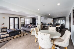 Smart TV, books - Manor Place Stays- Apartment Two (Dunedin)