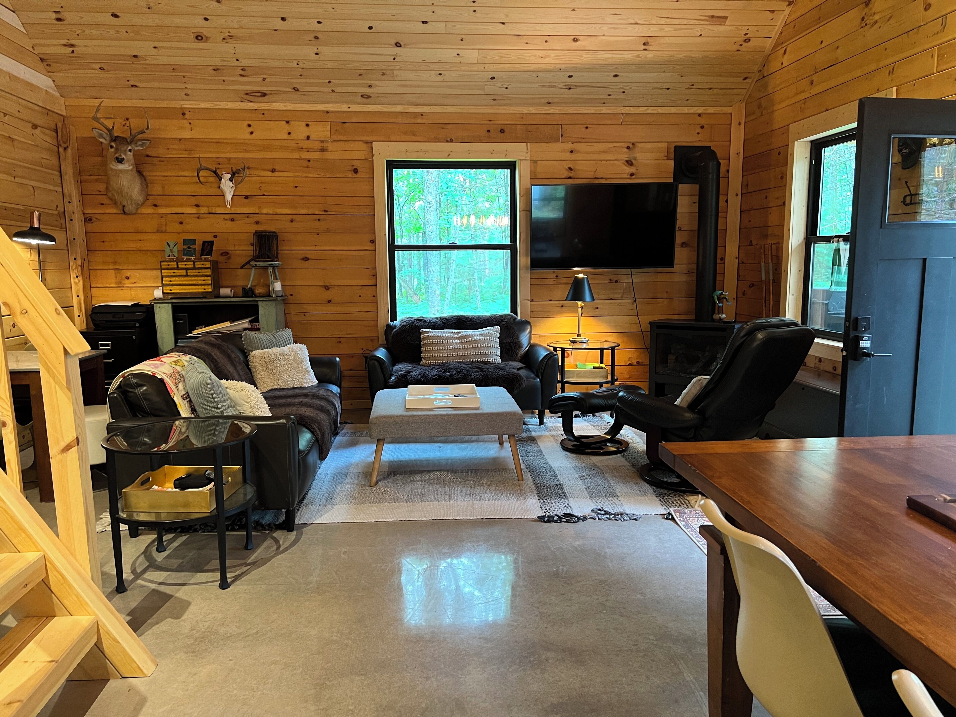 The Shire, a fun cabin retreat. Warm and cozy, nestled trailside in the woods.