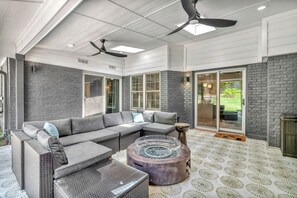 Terrace/patio - Spacious 4-Bedroom Austin Home with Patio, BBQ, & Great Location Near Mueller and North Loop (Austin)