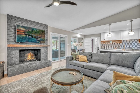 Smart TV, fireplace, books, offices - Spacious 4-Bedroom Austin Home with Patio, BBQ, & Great Location Near Mueller and North Loop (Austin)