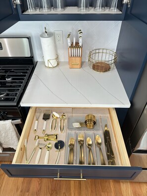 Een microgolfoven, een oven, een kookplaat, een vaatwasser