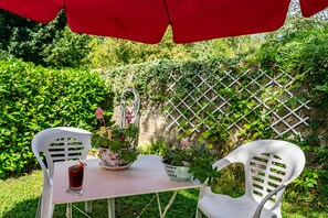 Outdoor dining - Casa Las Indianas 'Apartment 2' with Mountain Views, Shared Garden & Wi-Fi (Selores)