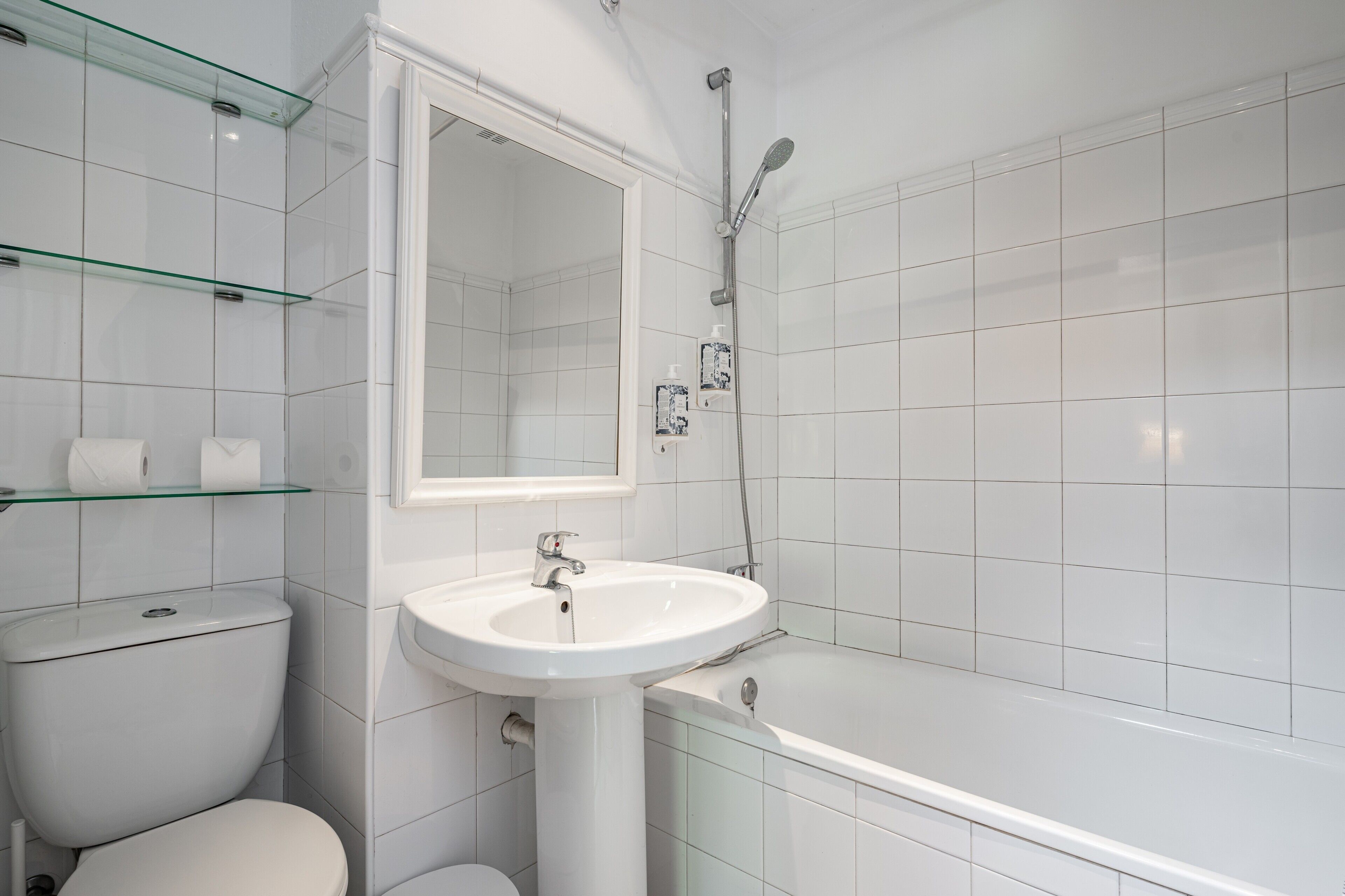 Een douche, handdoeken