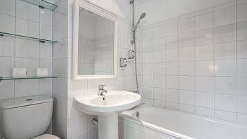 Een douche, handdoeken