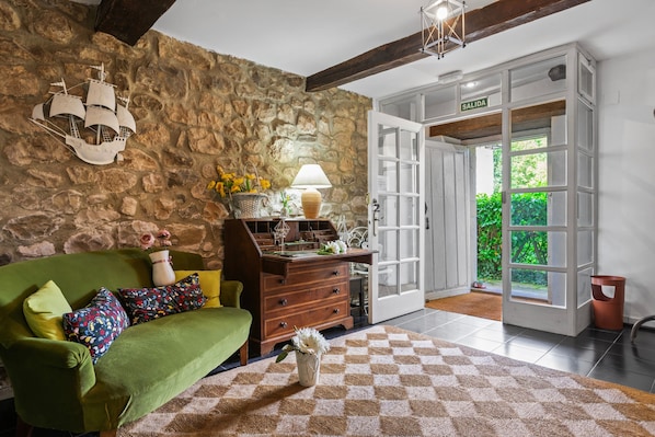 Interior - Casa Las Indianas 'Apartment 2' with Mountain Views, Shared Garden & Wi-Fi (Selores)