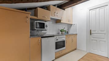 Een koelkast, een magnetron, een oven, een kookplaat