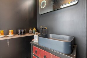 Interior - Guesthouse 'Chambre Kergoz' with Shared Garden & Wi-Fi – Bike Friendly, Near GR34 (Guilvinec)