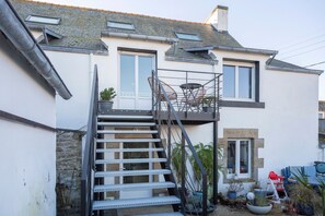 Property grounds - Guesthouse 'Chambre Kergoz' with Shared Garden & Wi-Fi – Bike Friendly, Near GR34 (Guilvinec)