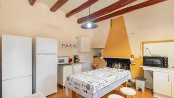 Fridge, microwave, oven, coffee/tea maker