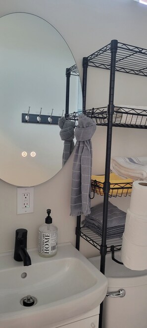 Douche, sèche-cheveux, serviettes fournies, savon