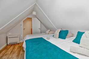 5 bedrooms, iron/ironing board, free WiFi, bed sheets