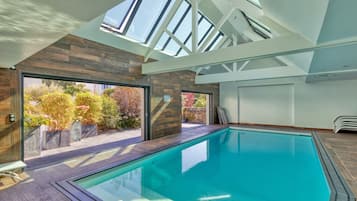 Una piscina techada, una piscina climatizada