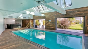 Inomhuspool och uppvärmd pool