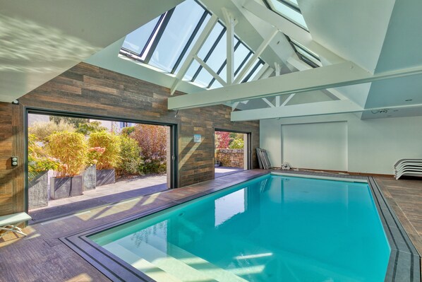 Indoor pool, a heated pool - Holiday Home 'Villa Ker Minet - Maison 4 Pers' with Private Terrace, Wi-Fi and Air Conditioning (Piriac-sur-Mer)