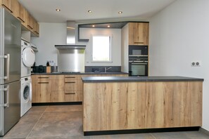 Fridge, microwave, oven, stovetop - Holiday Home 'Villa Ker Minet - Maison 4 Pers' with Private Terrace, Wi-Fi and Air Conditioning (Piriac-sur-Mer)