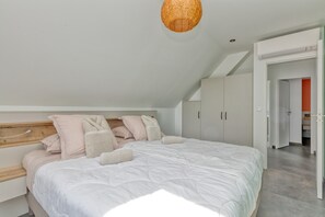 4 bedrooms, iron/ironing board, free WiFi, bed sheets