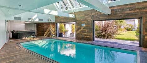 Alberca techada y alberca climatizada