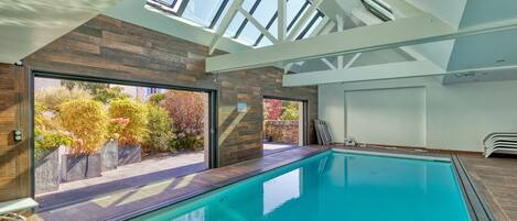 من حمّامات السباحة المغطاة، حمّام سباحة مُدفَّأ