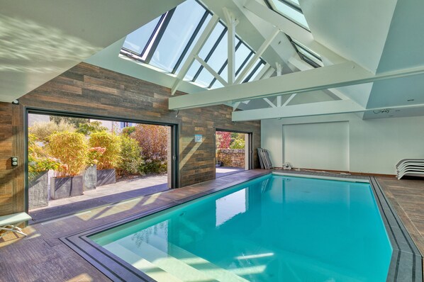 Indoor pool, a heated pool - Holiday Home 'Villa Ker Minet - Maison 8 Pers' with Private Terrace, Wi-Fi and Air Conditioning (Piriac-sur-Mer)