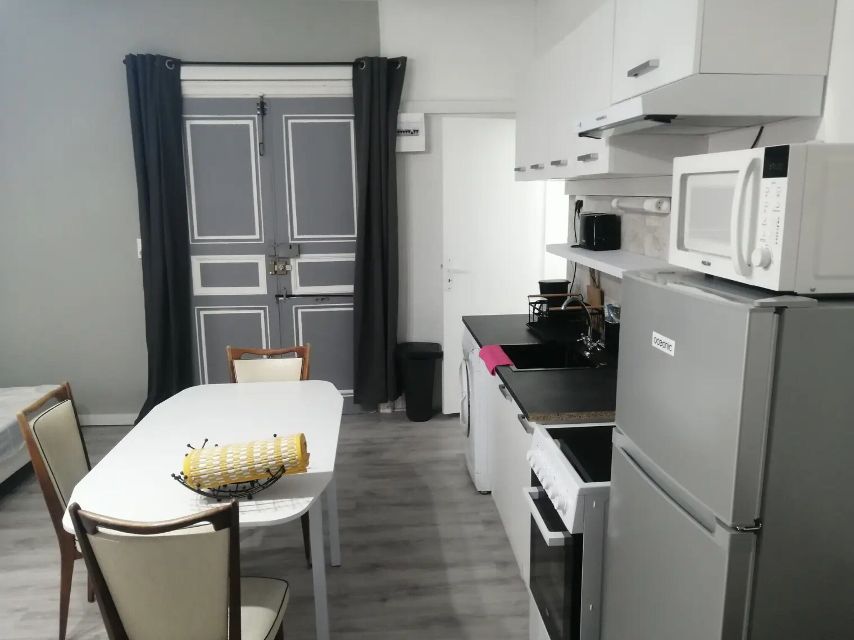 Réfrigérateur, micro-ondes, four, plaque de cuisson