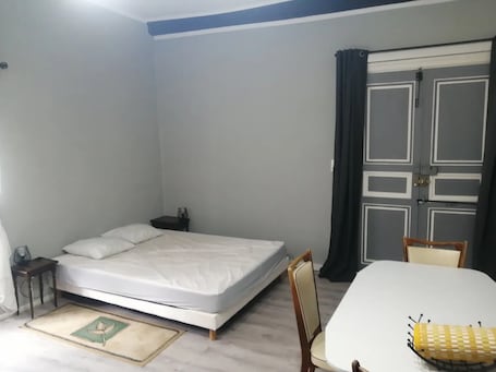1 bedroom, iron/ironing board, free WiFi, bed sheets. Studio 'Gradina Bulgarana' with Shared Garden and Wi-Fi