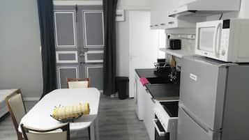 Refrigerador, microondas, horno, placa de cocina