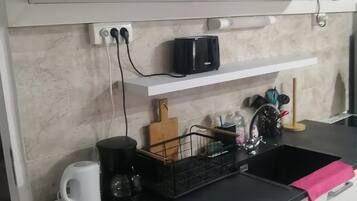 Køleskab, mikrobølgeovn, ovn, kogeplade