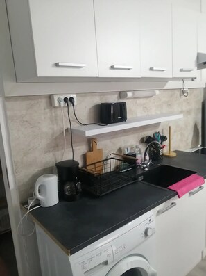 Jääkaappi, mikroaaltouuni, uuni, liesi