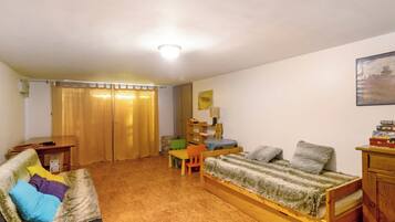 4 bedrooms, iron/ironing board, free WiFi