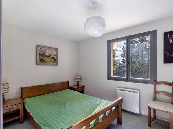 Room - Chalet 'Lilette' with Mountain View, Private Terrace and Wi-Fi (Bolquère)