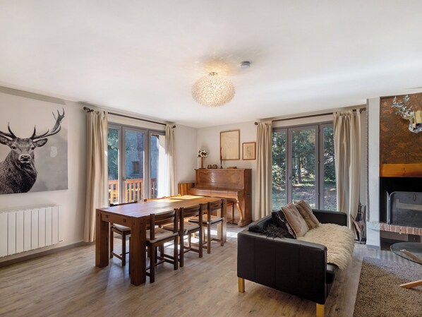 Cheminée, lecteur de DVD, chaîne hi-fi