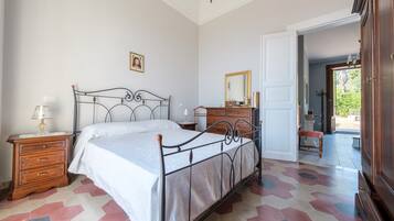 6 Schlafzimmer, BĂŒgeleisen/BĂŒgelbrett, kostenloses WLAN, BettwĂ€sche