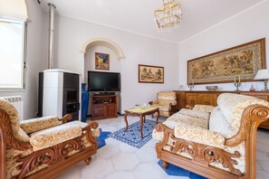 Fernseher, Tischtennisplatte