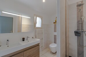 Ducha, secador de pelo, toallas