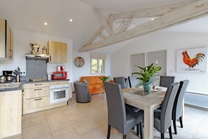 Fridge, microwave, oven, stovetop - Holiday Home 'Les Combes De Rieux' with Private Terrace, Private Garden and Wi-Fi (Sarlat-la-Canéda)