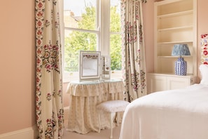 3 bedrooms, iron/ironing board, travel cot, WiFi - Battersea Park 3 Bedroom Residence (Greater London)