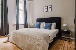 1 bedroom, iron/ironing board, WiFi, bed sheets - Hip Charlottenburg 1BR w/ Laundry, Fully Furnished, by Blueground (Berlin)