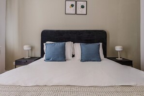 1 dormitorio, tabla de planchar con plancha, wifi y ropa de cama