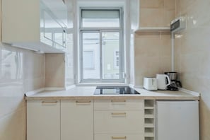 Fridge, microwave, coffee/tea maker, toaster - House By The Sea, Setúbal (Setúbal)