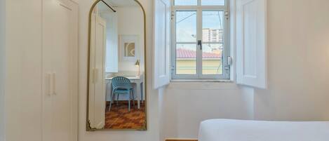 2 soverom, skrivebord, strykejern/-brett og reiseseng for barn