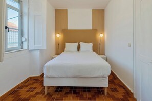 2 dormitoris, escriptori i planxa i posts de planxar 