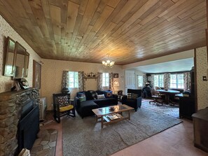 Smart-TV, DVD-Player, Bücher