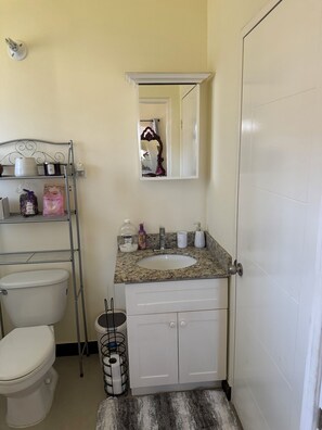 Douche, serviettes fournies, savon, shampoing