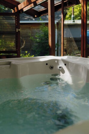 Outdoor spa tub - Chalet Rivière 2-bedroom cabin with AC and WiFi in Gold Bar (Gold Bar)