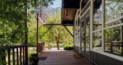 Chalet Rivière 2-bedroom cabin with AC and WiFi in Gold Bar