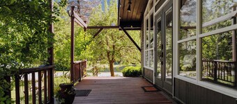 Chalet Rivière 2-bedroom cabin with AC and WiFi in Gold Bar