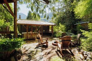Terrace/patio - Chalet Rivière 2-bedroom cabin with AC and WiFi in Gold Bar (Gold Bar)