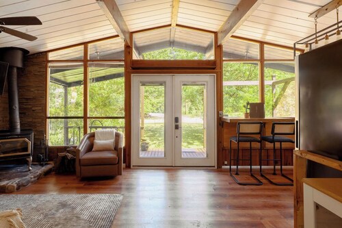 Chalet Rivière 2-bedroom cabin with AC and WiFi in Gold Bar